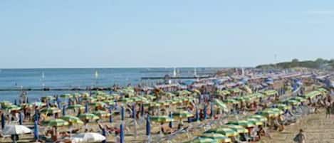 In Strandnähe, Liegestühle, Sonnenschirme