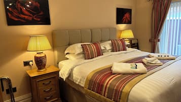 Exclusive Room, 1 King Bed, Jetted Tub, Courtyard View | Premium bedding, pillow-top beds, iron/ironing board (on request)