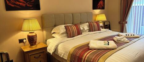 Exclusive Room, 1 King Bed, Jetted Tub, Courtyard View
