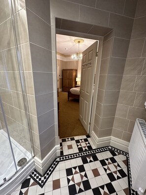 Exclusive Triple Room, Multiple Beds, Jetted Tub, Ground Floor | Bathroom | Free toiletries, hair dryer, soap, shampoo - Chester House Guest House (Chester)