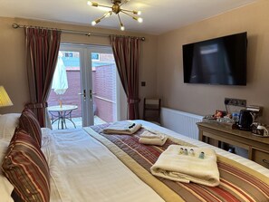 Exclusive Room, Jetted Tub, Courtyard View | Premium bedding, individually decorated, iron/ironing board, free WiFi - Chester House Guest House (Chester)
