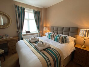 Deluxe Room, Ensuite, Executive Level | Premium bedding, individually decorated, iron/ironing board, free WiFi - Chester House Guest House (Chester)