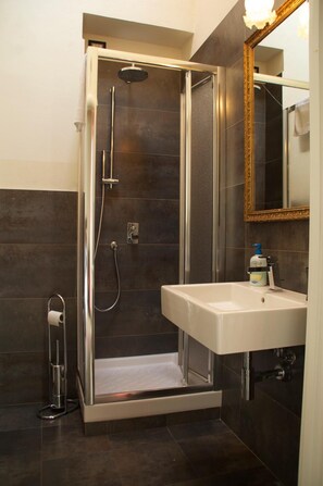 Comfort-Doppelzimmer, 1 Doppelbett, Balkon | Badezimmer | Dusche, Regendusche, kostenlose Toilettenartikel, Haartrockner