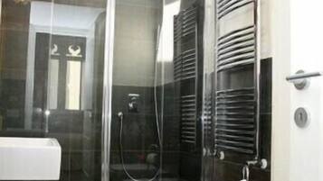 Habitación clásica con 1 cama matrimonial o 2 individuales, 1 cama matrimonial | Baño | Regadera, regadera tipo lluvia, amenidades de baño gratuitas