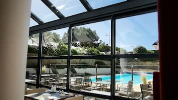 Daily buffet breakfast (EUR 19 per person)