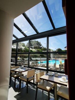 Daily buffet breakfast for a fee - Le Churchill (Carnac)