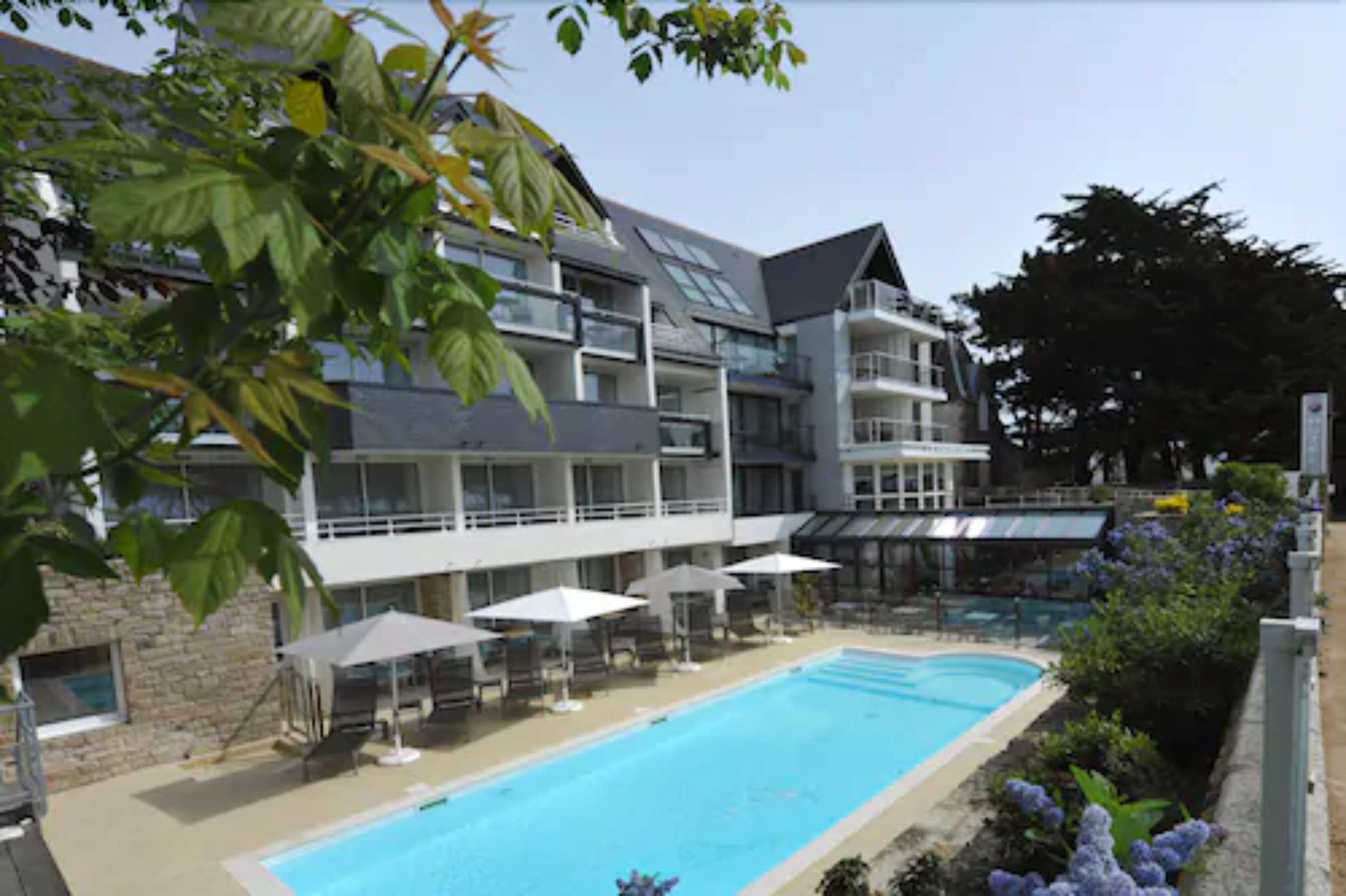Outdoor pool, pool umbrellas, sun loungers