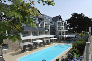 Outdoor pool, pool umbrellas, sun loungers