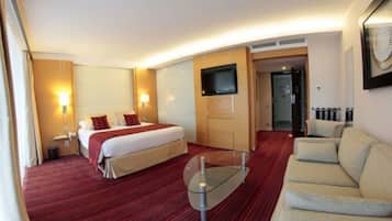 Deluxe Double Room, Terrace, Sea View | Minibar, in-room safe, blackout drapes, soundproofing