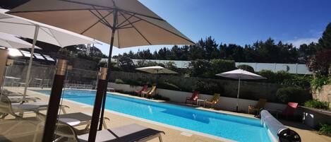 Piscine extérieure, parasols de plage, chaises longues