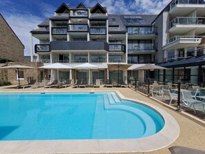 Outdoor pool, pool umbrellas, pool loungers - Le Churchill (Carnac)