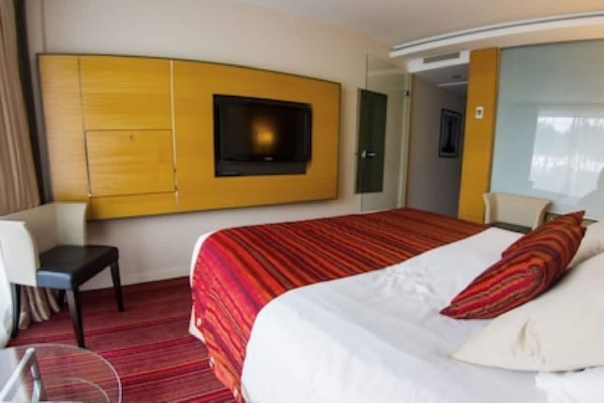 Minibar, in-room safe, blackout drapes, soundproofing