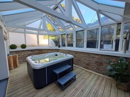 Un sauna, una bañera de hidromasaje, baño turco/hammam, masajes