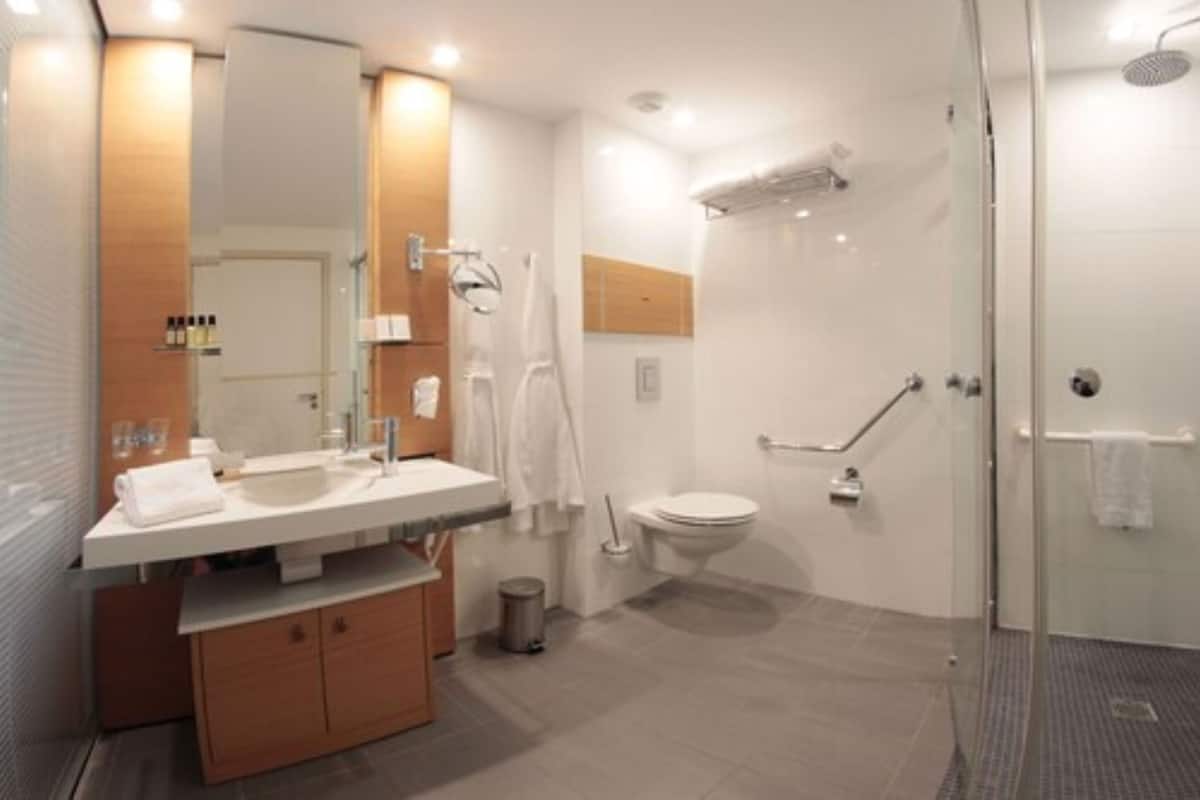 standard double room, balcony or terrace | bathroom | free toiletries, hair dryer, bathrobes, slippers