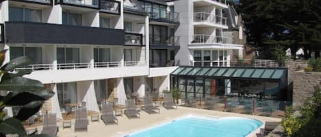 Outdoor pool, pool umbrellas, sun loungers