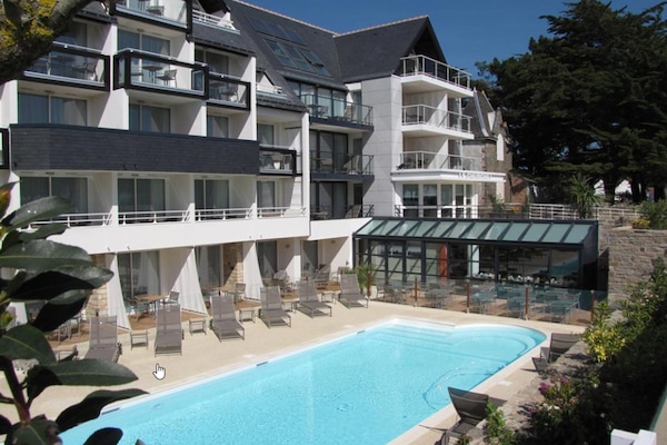 Piscine extérieure, parasols de plage, chaises longues