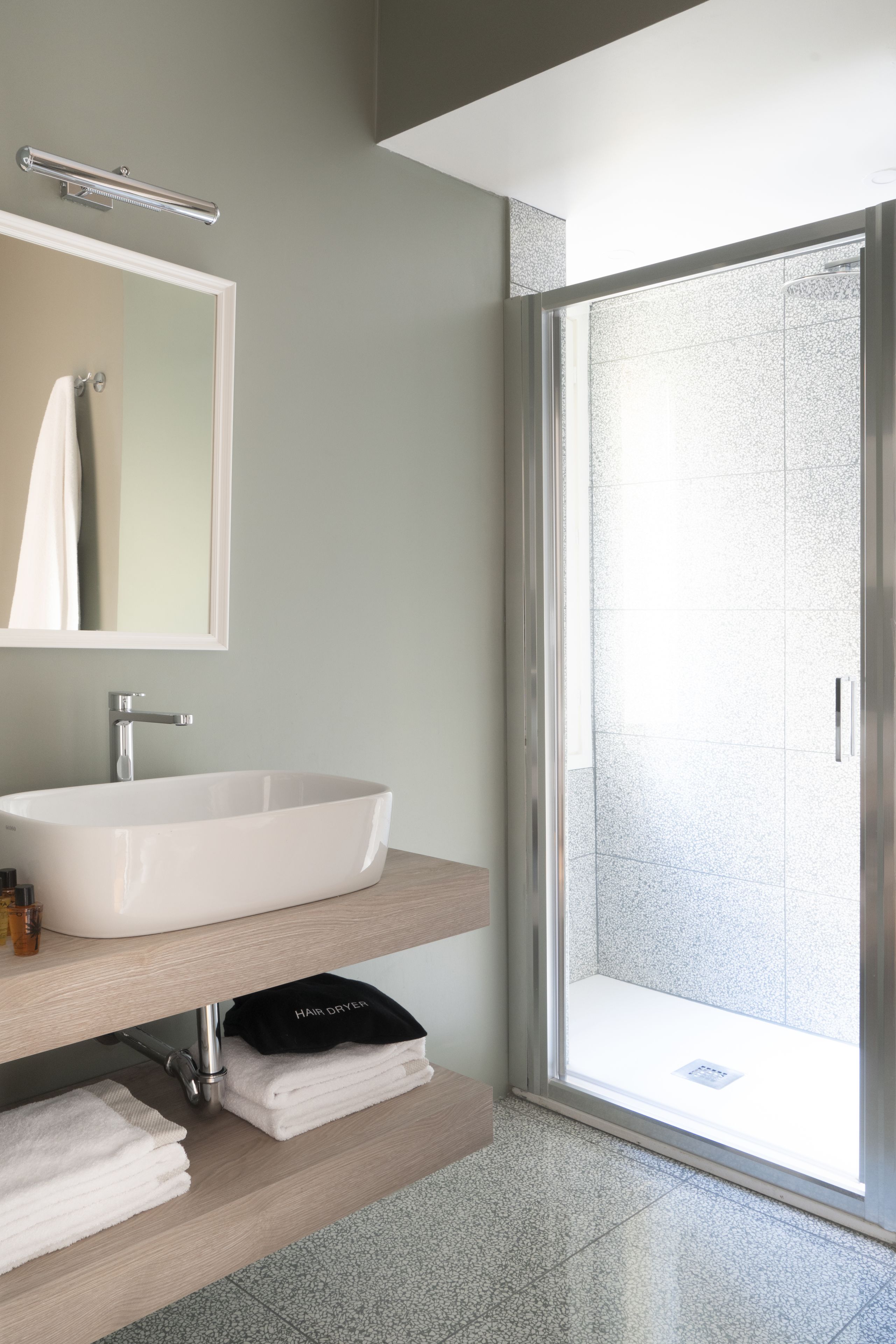 Dusj, toalettartikler (inkludert), hårføner og bidé