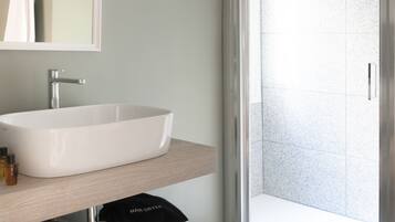 Dusj, toalettartikler (inkludert), hårføner og bidé