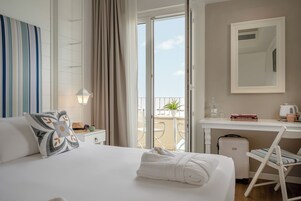 Ropa de cama de alta calidad, cubrecamas y minibar