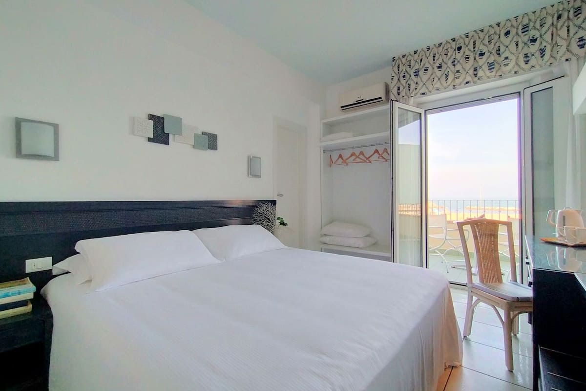 Panoramic-Doppelzimmer, Balkon, Meerblick | Hochwertige Bettwaren, Daunenbettdecken, Minibar, Zimmersafe
