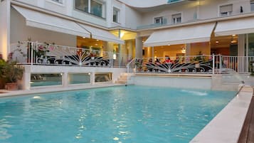 Piscina externa, funciona das 8h às 20h, guarda-sóis, espreguiçadeiras