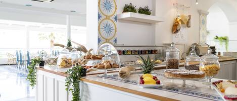 Un bufé de desayuno con diversas opciones de comida y un interior moderno y luminoso.
