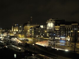 Fachada de la propiedad por la tarde o noche