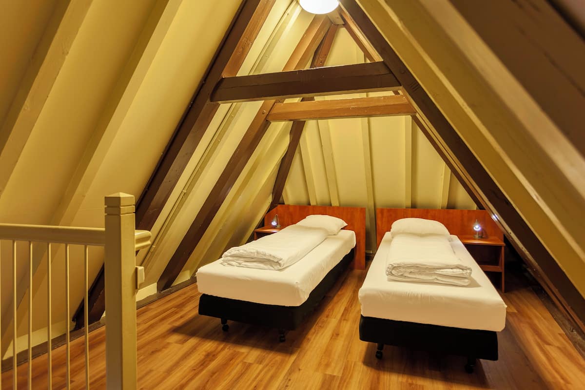 Hypo-allergenic bedding available, in-room safe, desk