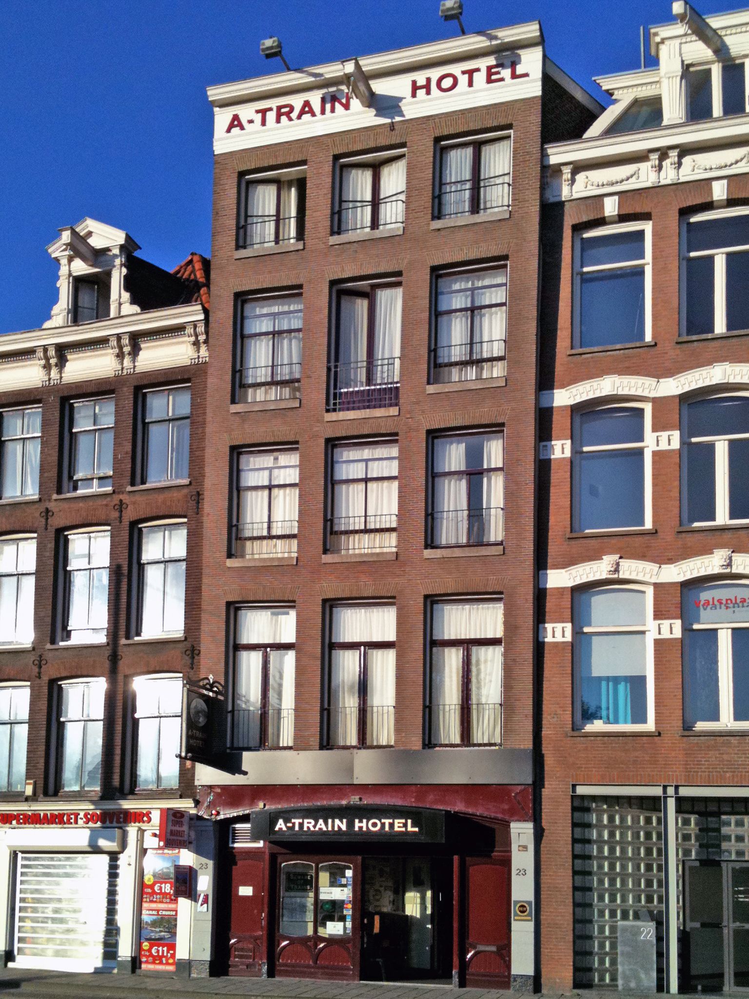 Foto - A-Train Hotel