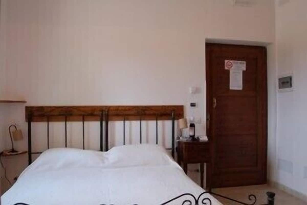 Colchones con pillow-top y caja de seguridad en la habitación 