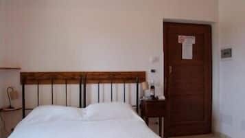 Tweepersoonskamer | Pillowtop-bedden, een kluis op de kamer, een strijkplank/strijkijzer