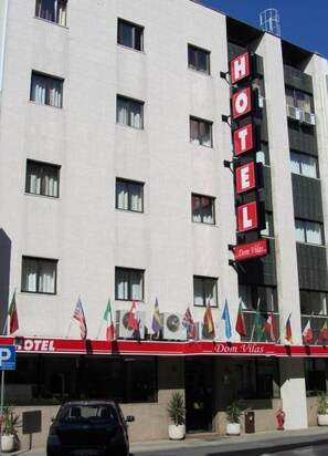 A hotel building with a sign reading "HOTEL Dom Vilas". - Hotel Dom Vilas (Braga)