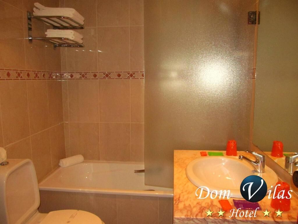 combined shower/bathtub, hair dryer, bidet, towels