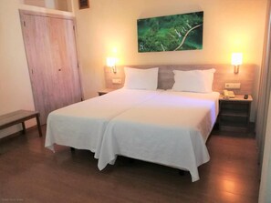 Desk, free WiFi, bed sheets - Hotel Dom Vilas (Braga)