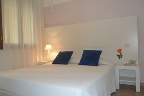 Edredón, caja de seguridad en la habitación y muebles diferentes 