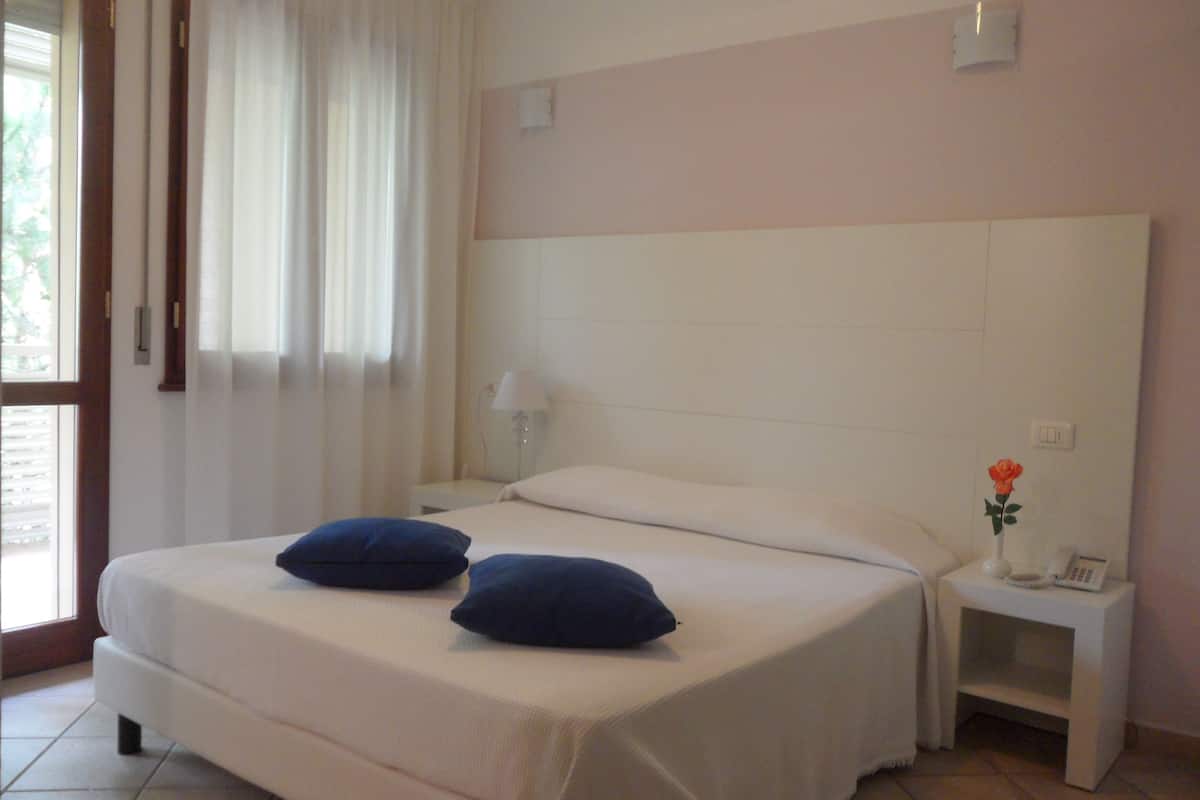 Down duvets, in-room safe, individually furnished, desk
