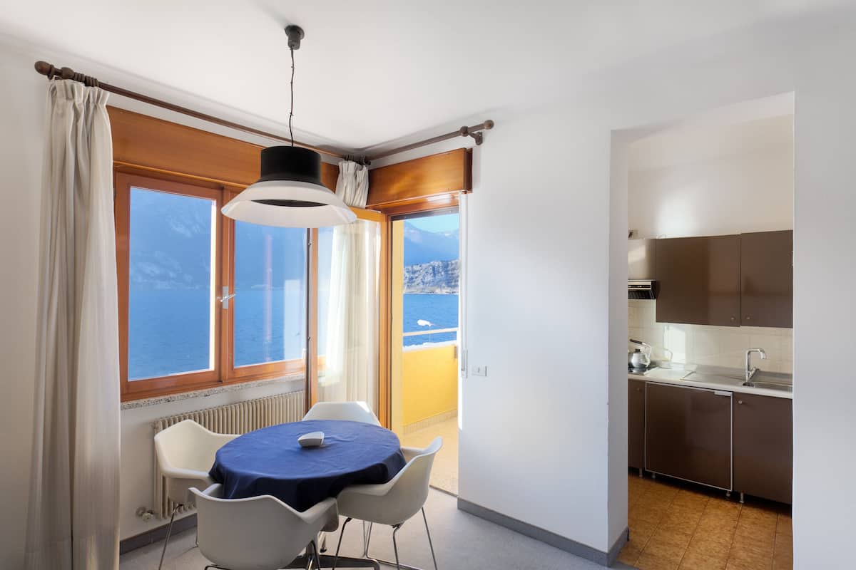 comfort studio | living area | flat-screen tv