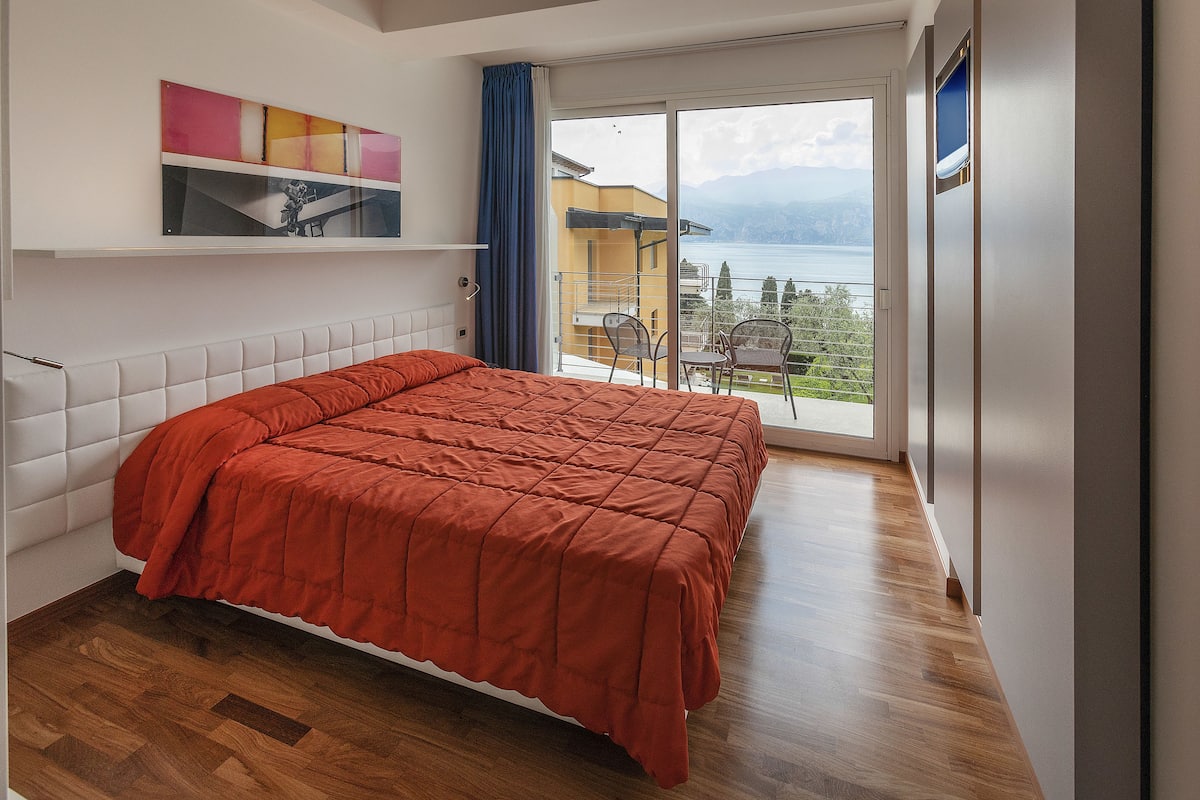 double room, lake view | hypo-allergenic bedding, in-room safe, desk, free cots/infant beds