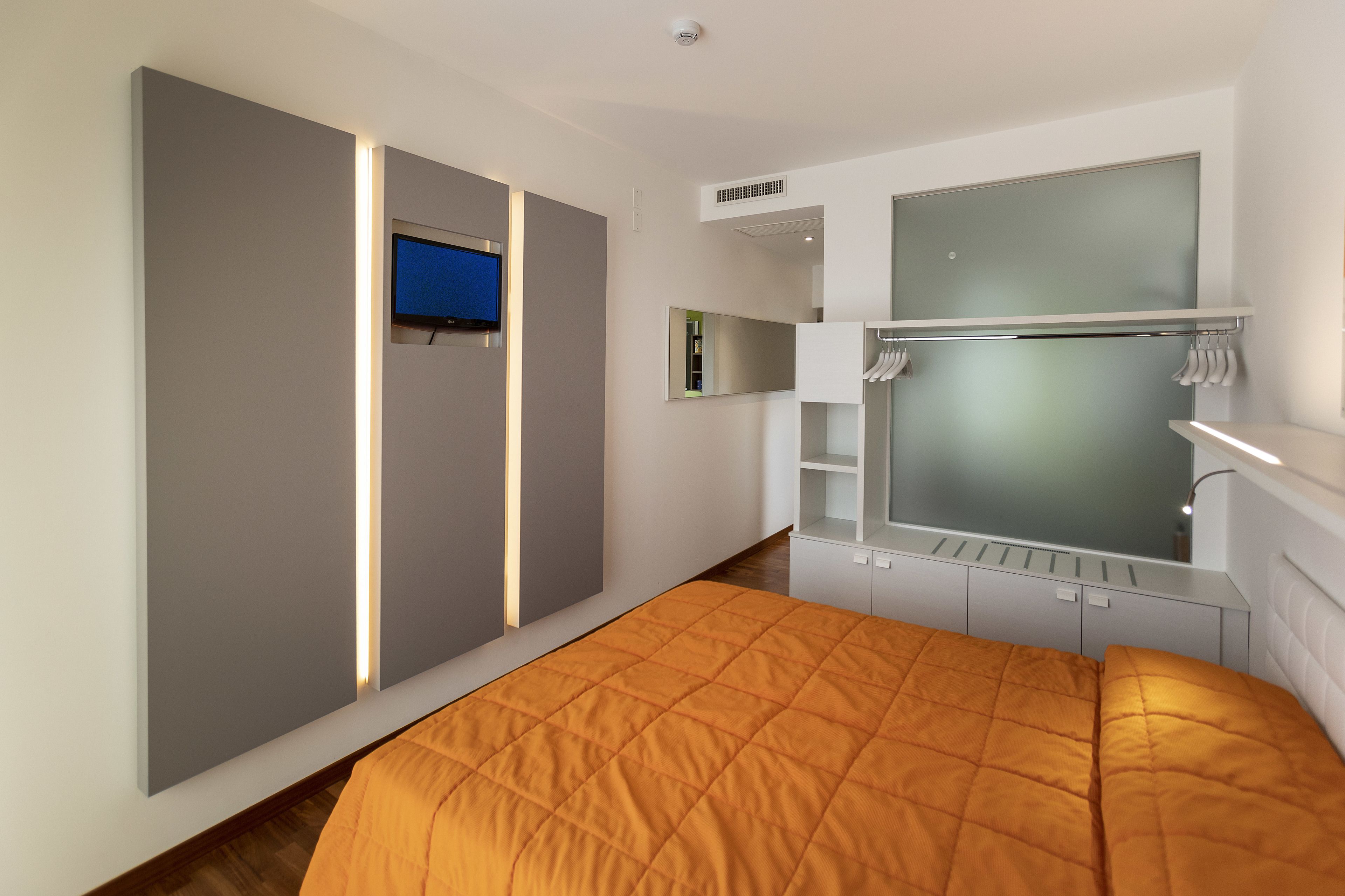 double room, lake view | hypo-allergenic bedding, in-room safe, desk, free cots/infant beds