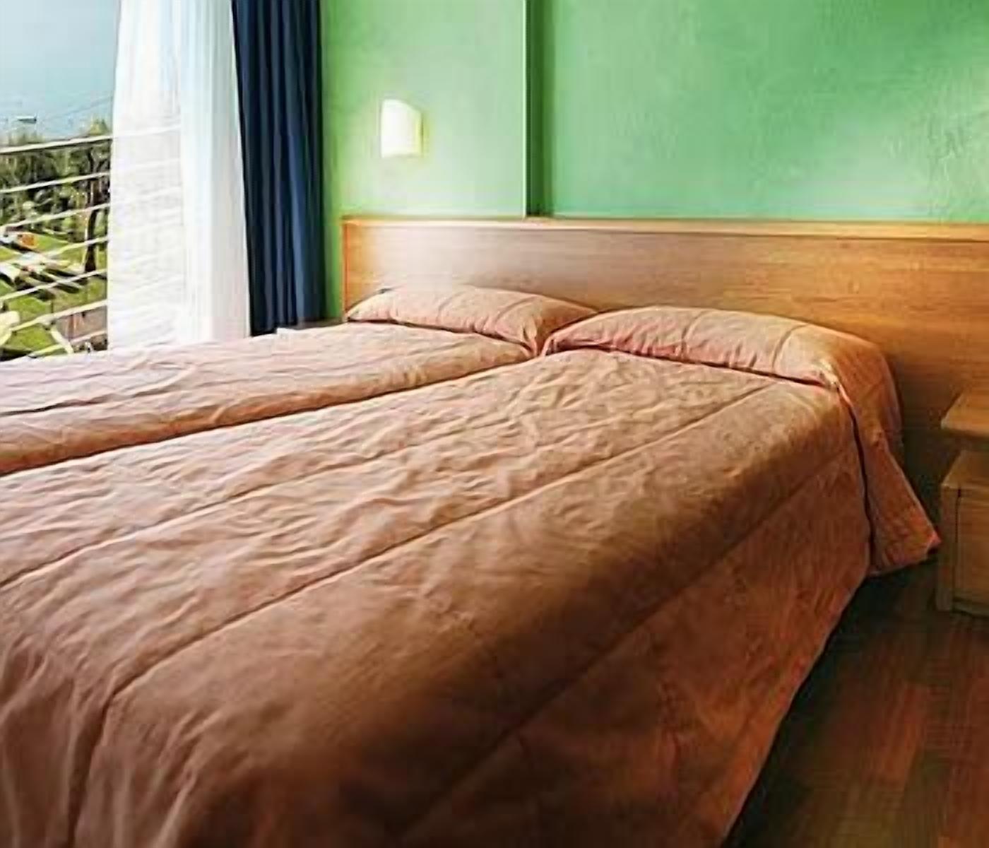 hypo-allergenic bedding, in-room safe, desk, free cots/infant beds