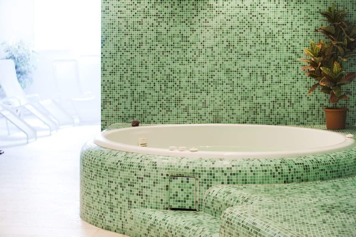 indoor spa tub