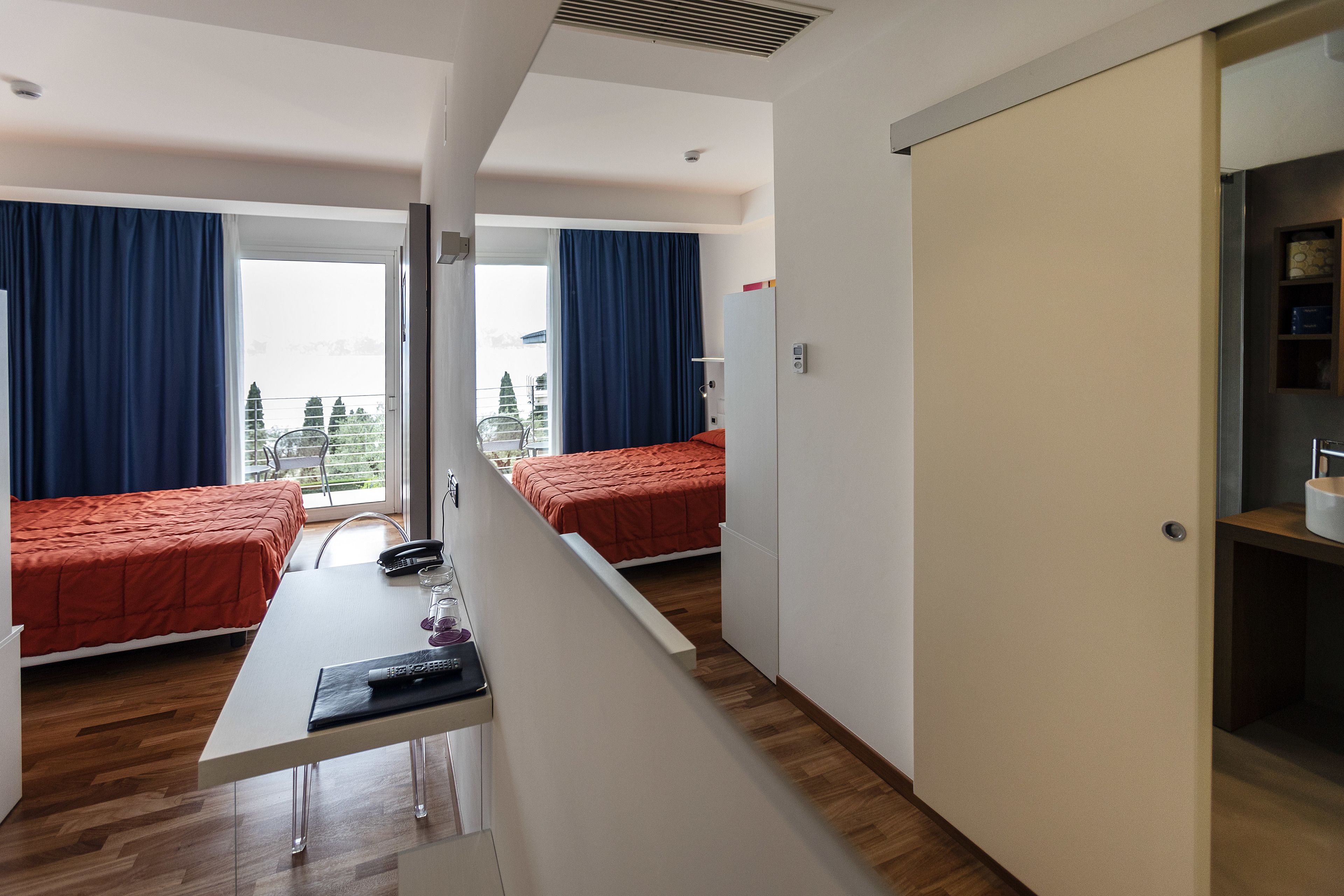 double room, lake view | hypo-allergenic bedding, in-room safe, desk, free cots/infant beds