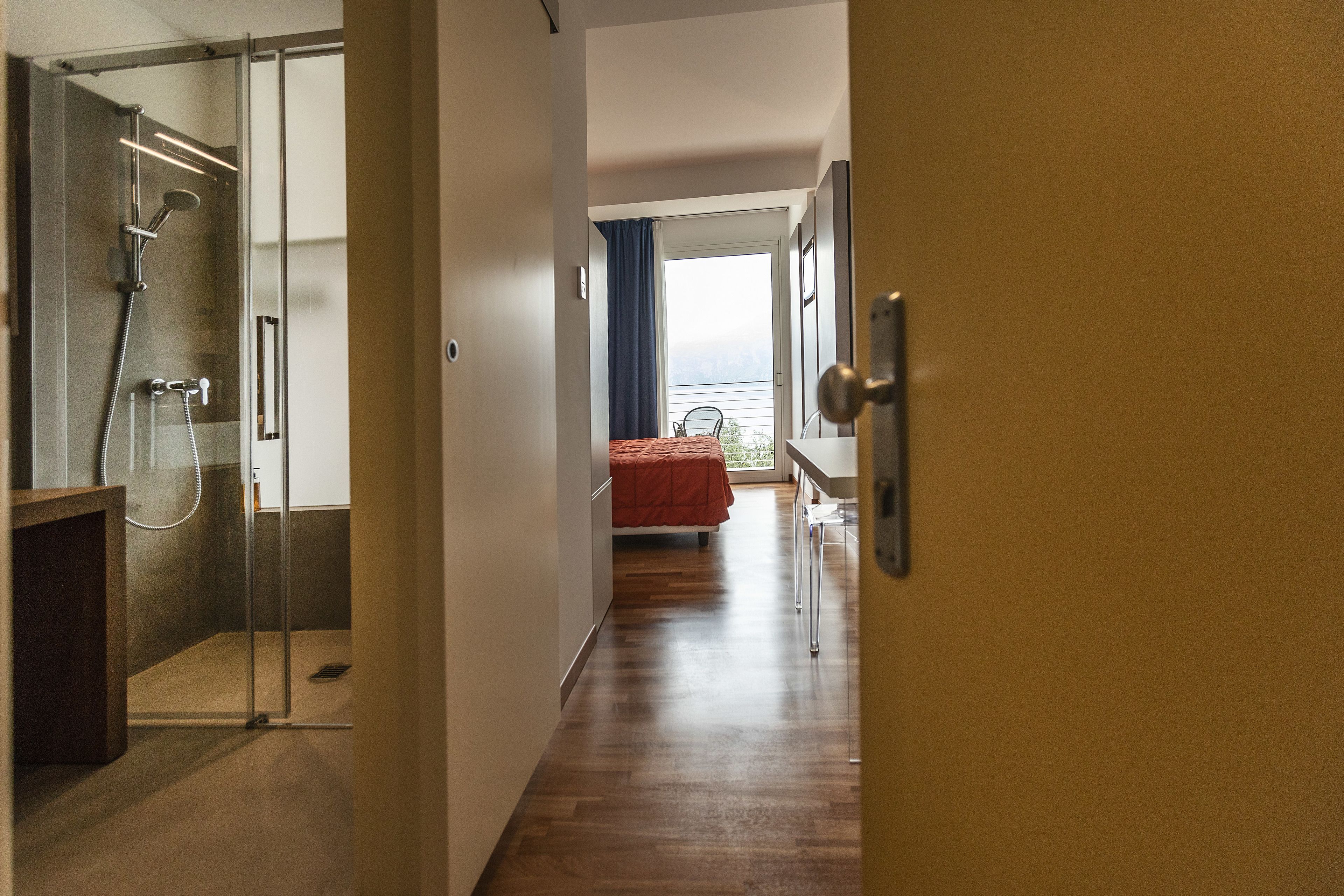 double room, lake view | hypo-allergenic bedding, in-room safe, desk, free cots/infant beds