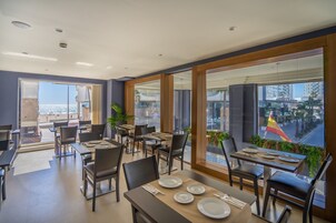 Café da manhã com buffet todos os dias mediante uma taxa
