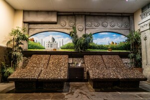 Un sauna, una bañera de hidromasaje, baño turco, baño turco/hammam