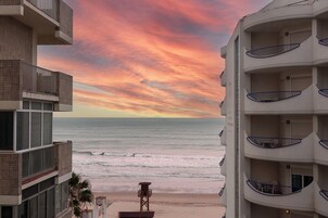 Habitación doble superior, vistas al mar | Playa | Ubicación a pie de playa, arena blanca, tumbonas y sombrillas