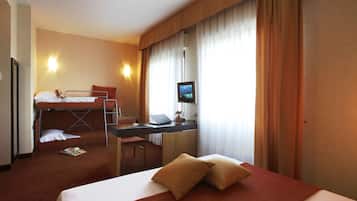 Camera familiare | Minibar, una cassaforte in camera, una scrivania, tende oscuranti