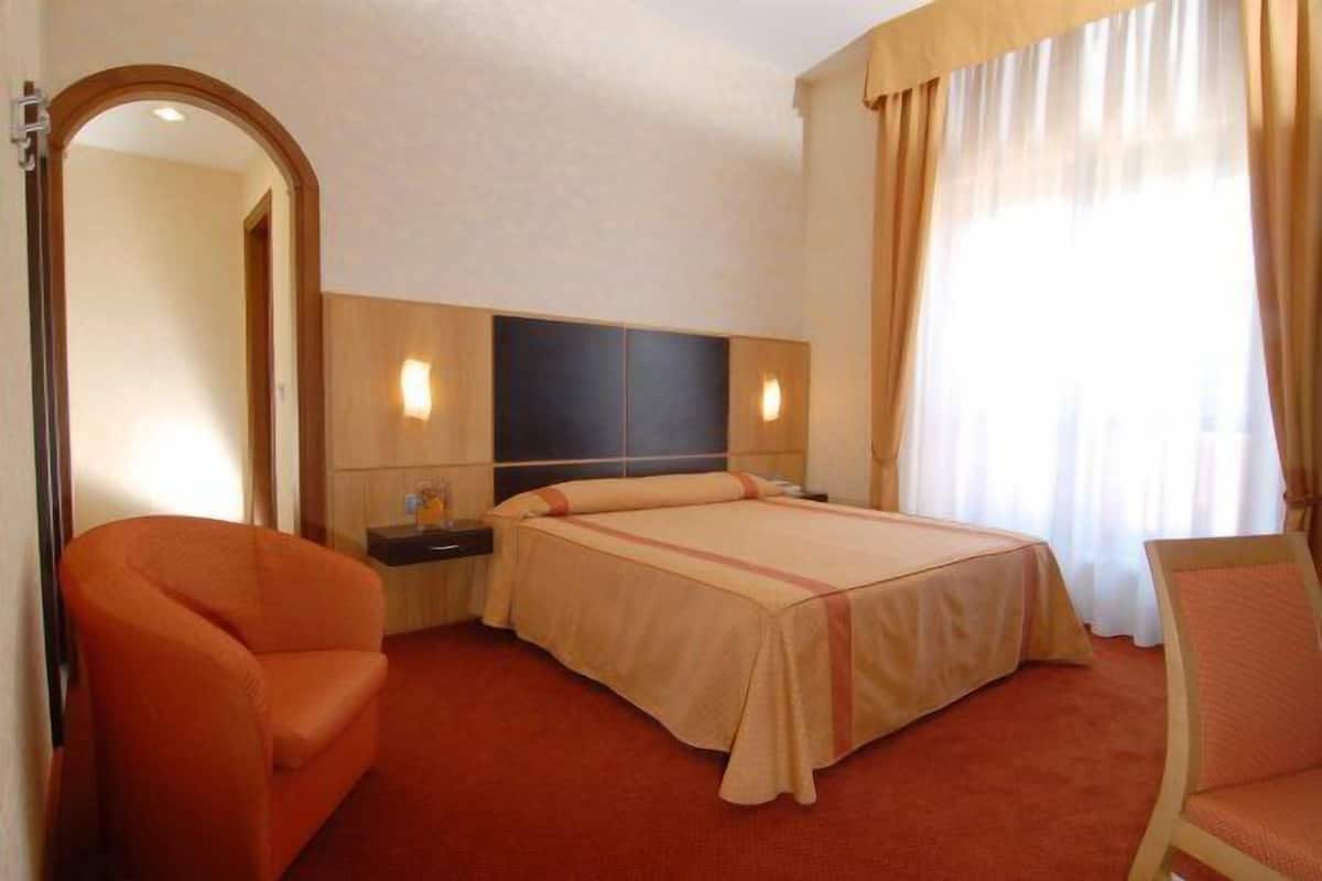 Triple Room | Minibar, in-room safe, desk, blackout drapes