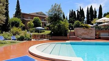 Ulkouima-allas, aurinkotuoleja