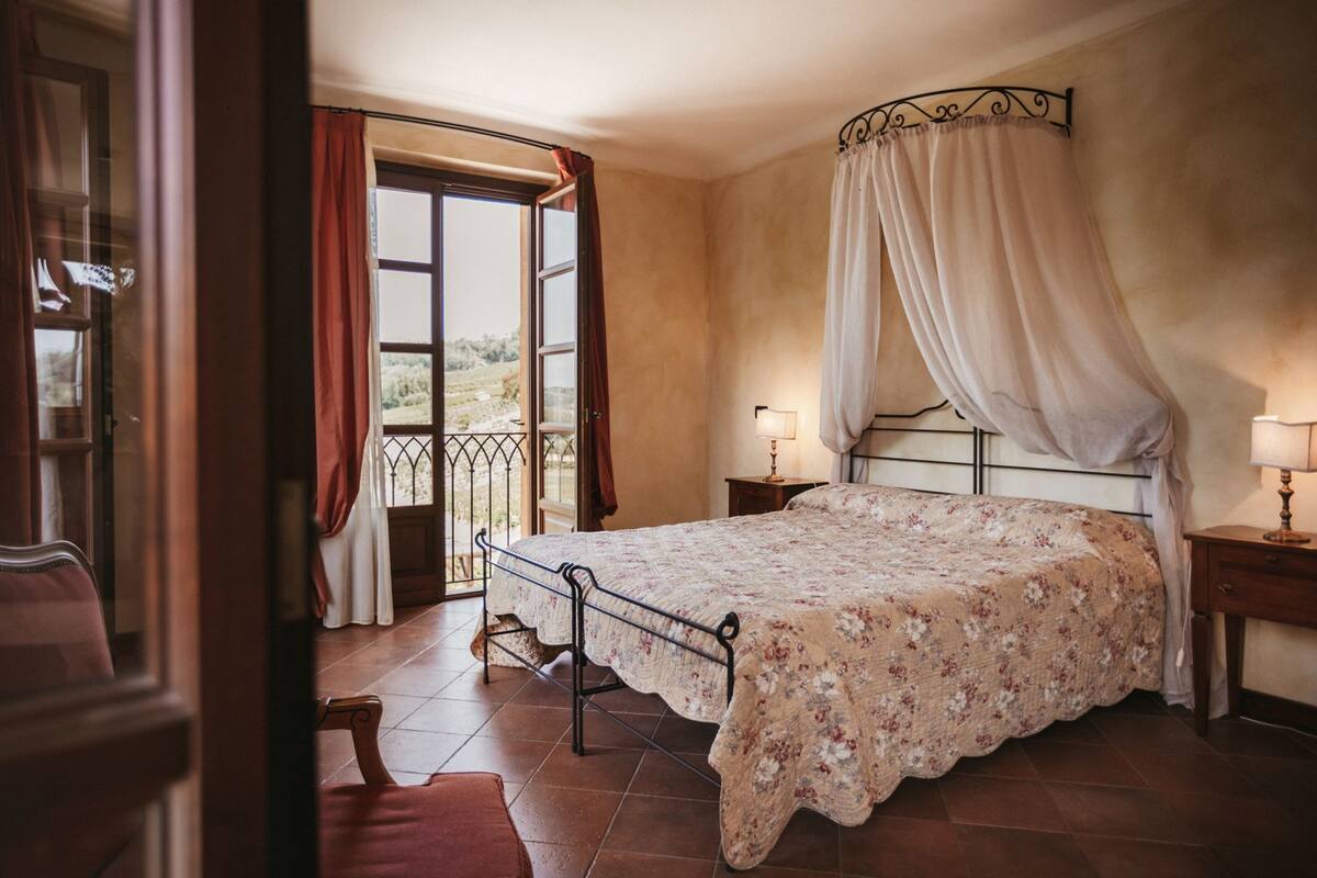 Junior Double Room | Minibar, individually decorated, desk, iron/ironing board